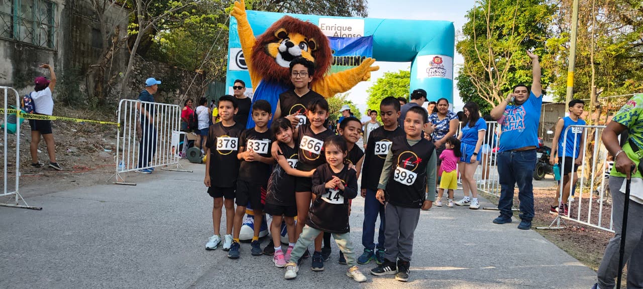 Equipo Fit-Ness Running en el arco de meta