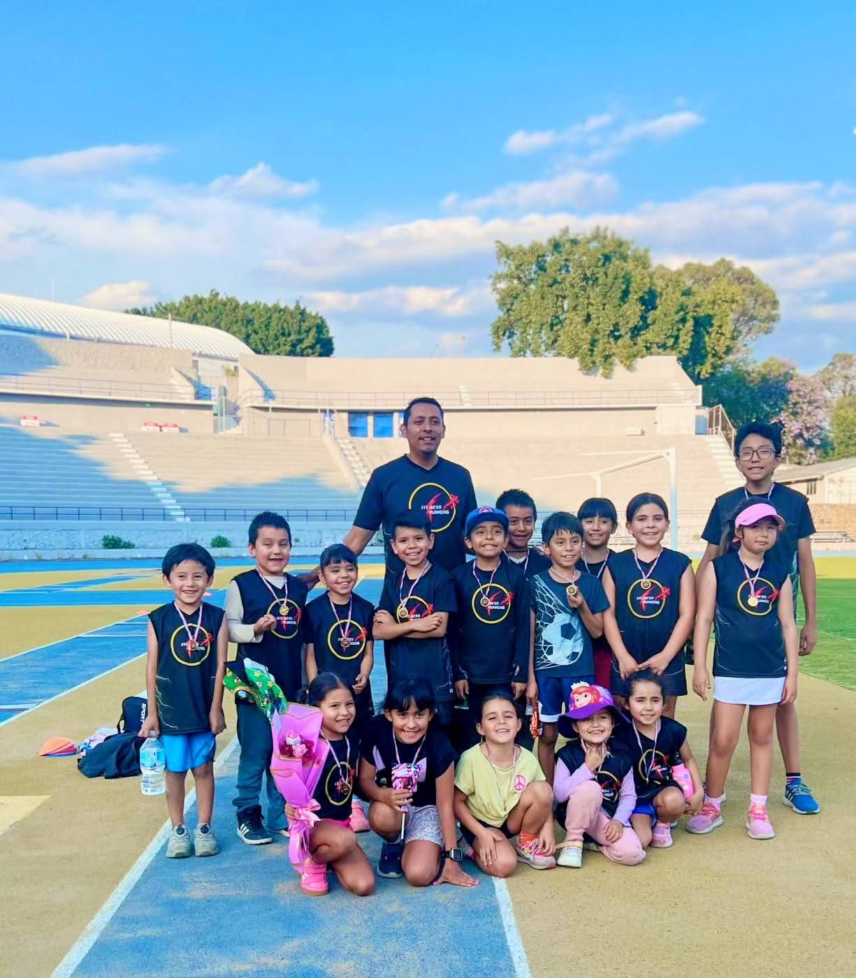 Equipo Fit-Ness Running con su entrenador en el Estadio Centenario