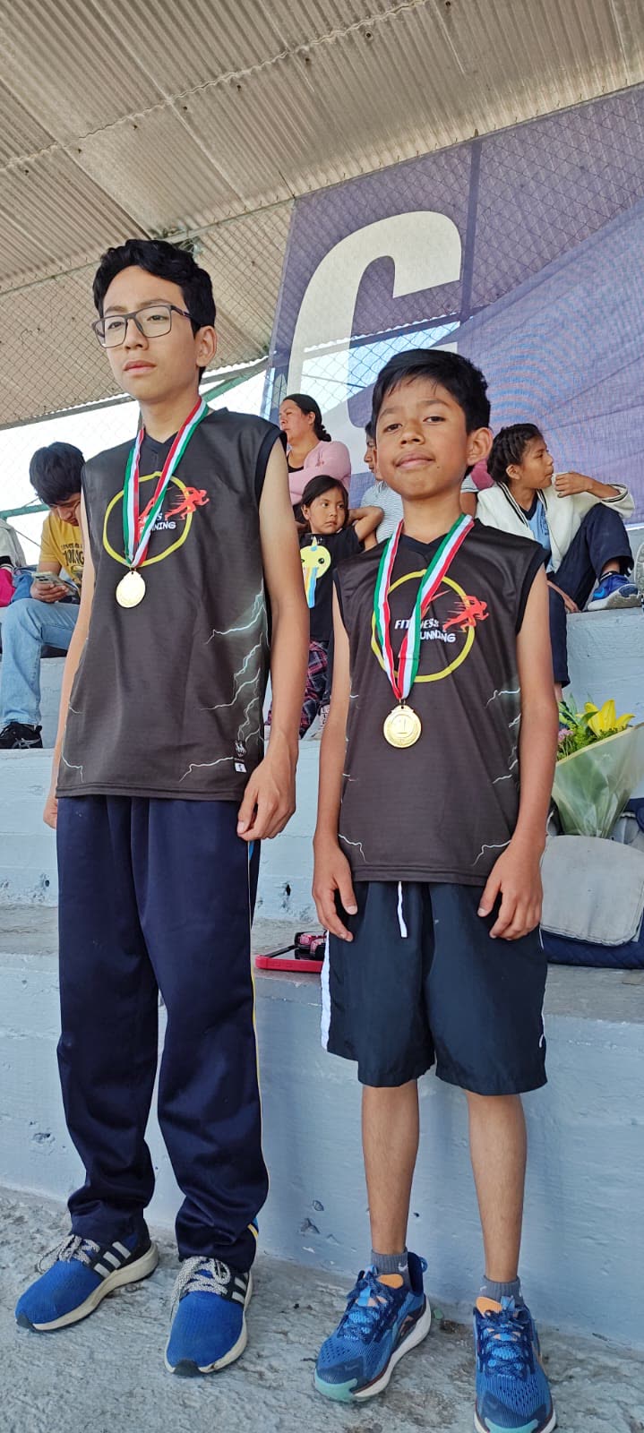 Alumnos de Fit-Ness Running con medallas de oro