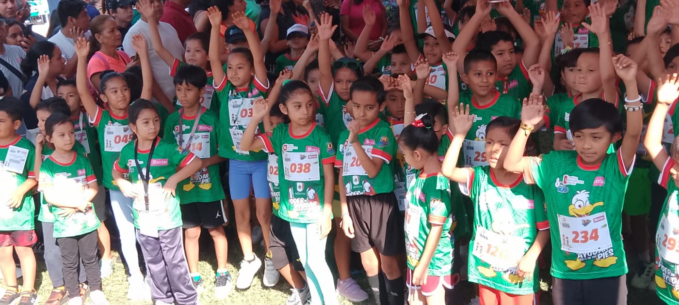 Grupo de corredores infantiles antes de la carrera