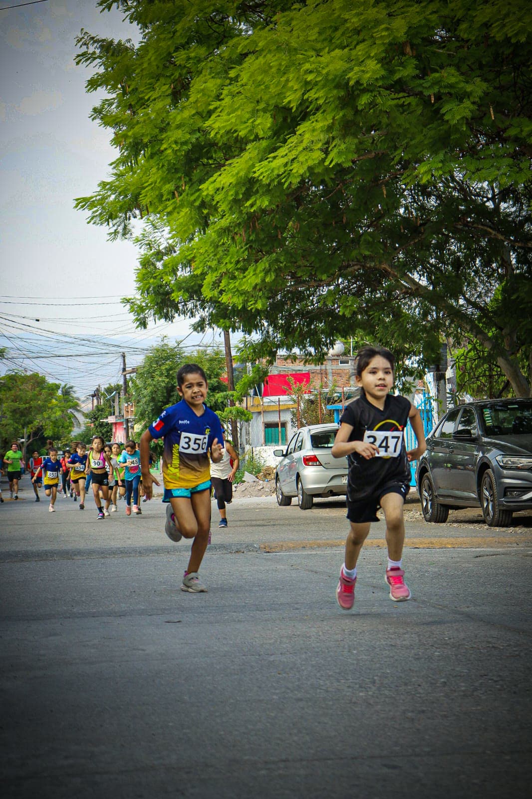 Alumna de Fit-Ness Running corriendo en carrera de calle