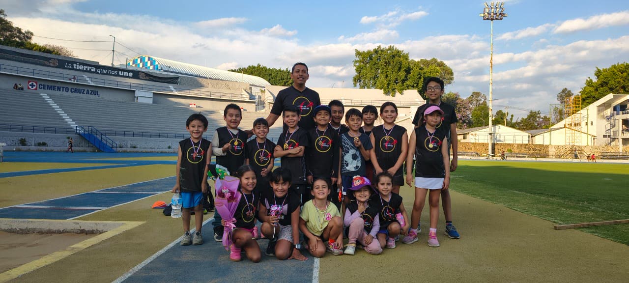 Foto grupal del equipo Fit-Ness Running en la pista