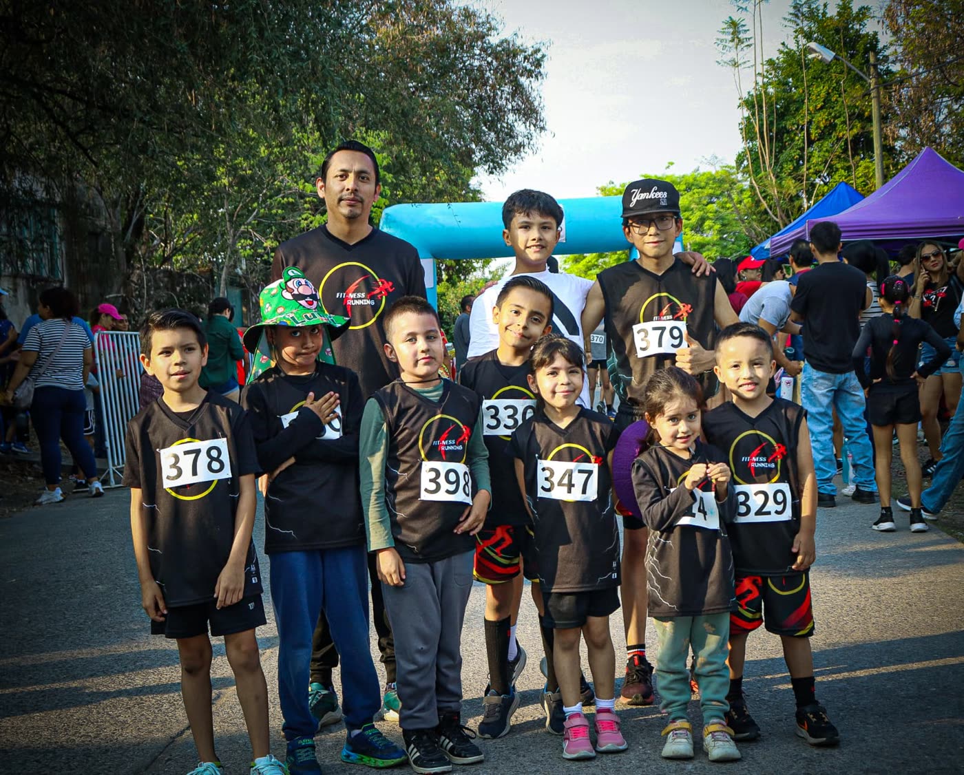Entrenador y alumnos de Fit-Ness Running en competencia