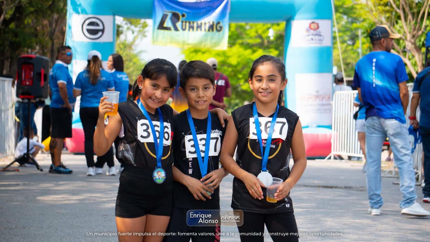 Alumnos de Fit-Ness Running con sus medallas