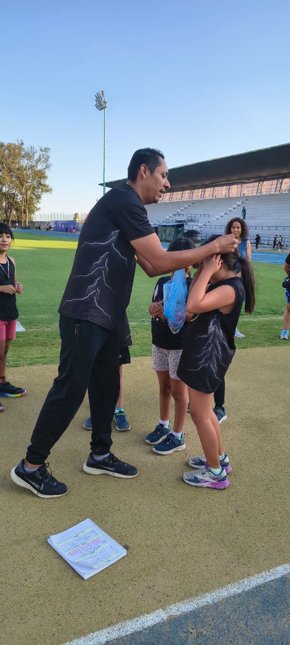 Entrenador premiando a las alumnas de Fit-Ness Running